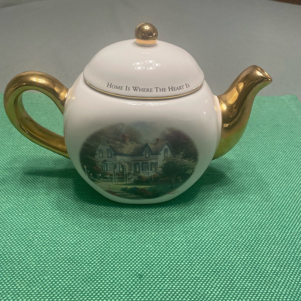 Elegant Vintage Collectable Teapot
